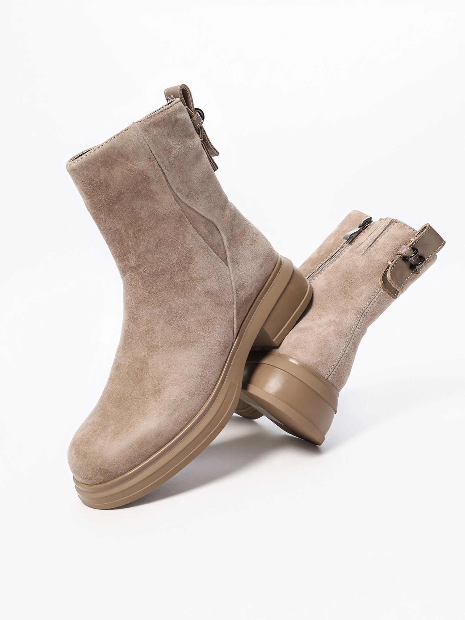 Ботинки бежевого цвета на широком срднем каблуке